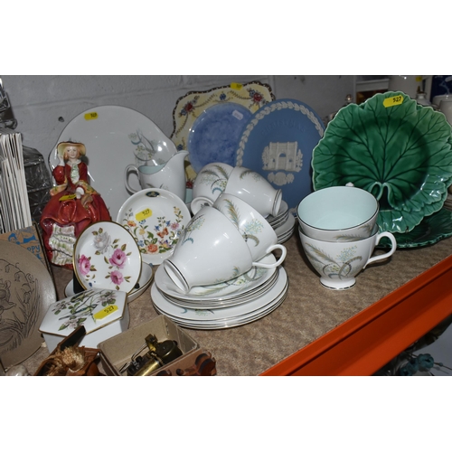 527 - A LARGE VARIETY OF PORCELAIN AND COLLECTABLES to include a Wedgwood 'Forget Me Not' coffee set inclu... 