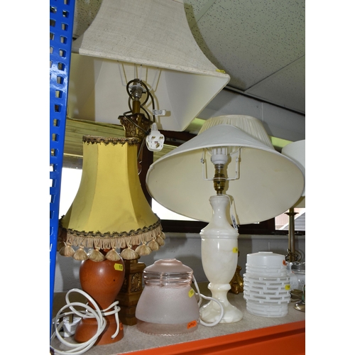 535 - A VARIETY OF LAMPS AND LAMPSHADES to include table lamps with wood, brass, plastic, onyx, porcelain ... 