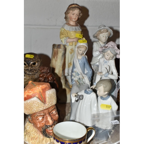 537 - A VARIETY OF LOOSE PORCELAIN AND GLASS FROM NAMED MANUFACTURERS to include one Lladro figurine,  thr... 