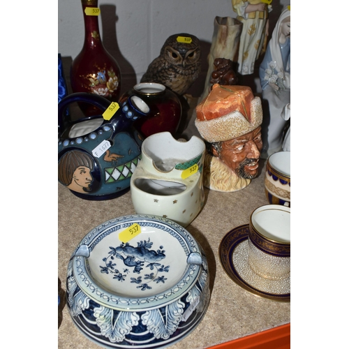 537 - A VARIETY OF LOOSE PORCELAIN AND GLASS FROM NAMED MANUFACTURERS to include one Lladro figurine,  thr... 