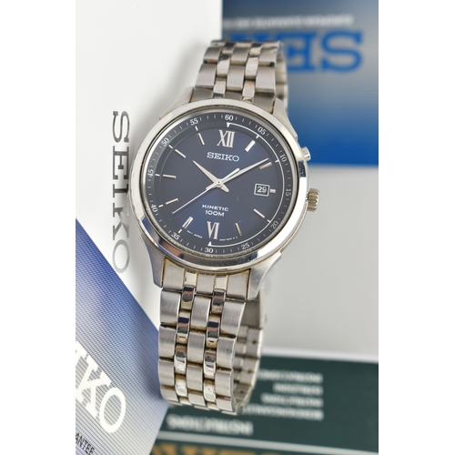 103 - A GENTS 'SEIKO' WRISTWATCH, kinetic movement, round blue dial signed 'Seiko kinetic 100m', baton mar... 