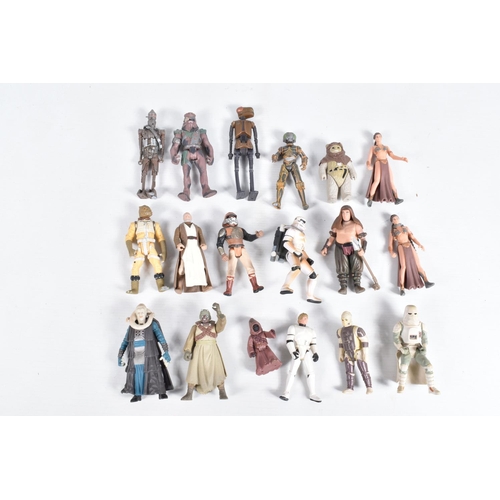 21 - A MIXED TRAY OF BOXED AND UNBOXED STAR WARS MODELS AND FIGURES, to include a boxed 1997 Kenner Star ... 