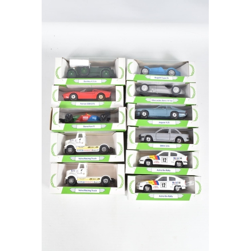 32 - A QUANTITY OF ASSORTED BOXED MODERN DIECAST VEHICLES, to include Oxford Diecast, Lledo 'Days Gone' i... 