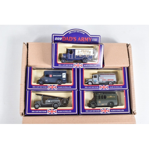 32 - A QUANTITY OF ASSORTED BOXED MODERN DIECAST VEHICLES, to include Oxford Diecast, Lledo 'Days Gone' i... 