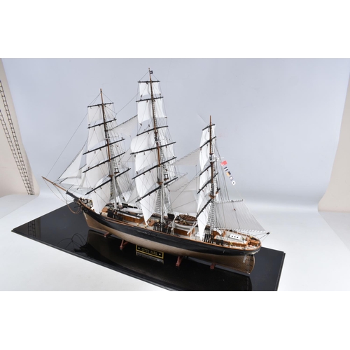 112 - A CONSTRUCTED REVELL PLASTIC KIT OF THE CUTTY SARK HOUSED IN A PERSPEX DISPLAY CASE, kit has been co... 