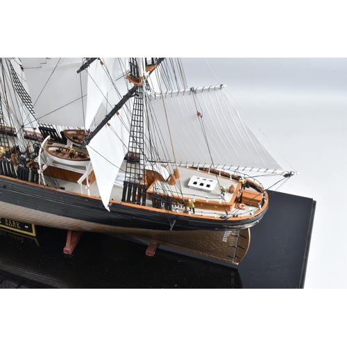 112 - A CONSTRUCTED REVELL PLASTIC KIT OF THE CUTTY SARK HOUSED IN A PERSPEX DISPLAY CASE, kit has been co... 