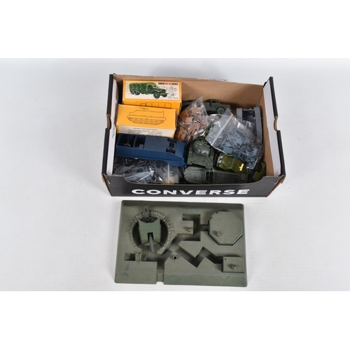 121 - A QUANTITY OF BOXED AND UNBOXED AIRFIX HO/OO GAUGE UNPAINTED MODEL MILITARY FIGURES KITS the boxed i... 