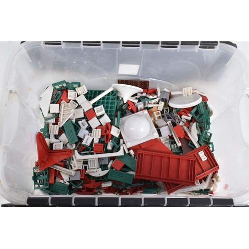 152 - A QUANTITY OF ASSORTED LOOSE BAYKO BUILDING SYSTEM ITEMS, assorted parts including parts from a No.2... 