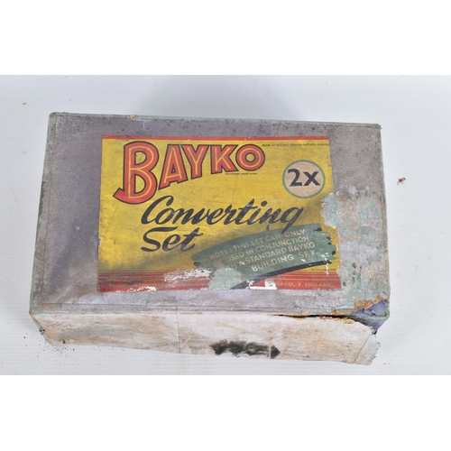 152 - A QUANTITY OF ASSORTED LOOSE BAYKO BUILDING SYSTEM ITEMS, assorted parts including parts from a No.2... 