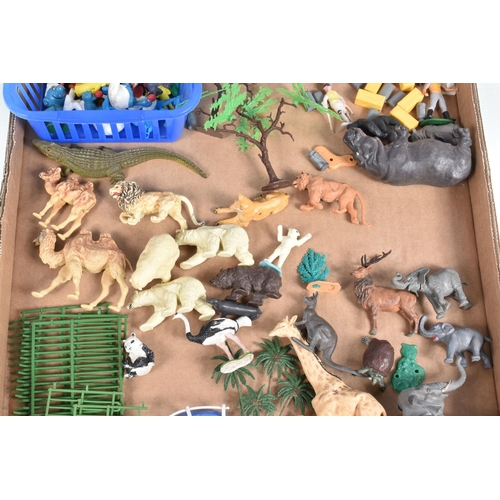 168 - A COLLECTION OF ASSORTED BRITAINS AND OTHER PLASTIC ZOO AND FARM ANIMAL FIGURES AND ACCESSORIES, to ... 