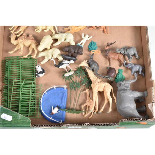 168 - A COLLECTION OF ASSORTED BRITAINS AND OTHER PLASTIC ZOO AND FARM ANIMAL FIGURES AND ACCESSORIES, to ... 