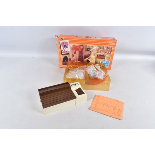 180 - THREE BOXED PEDIGREE SINDY HOUSE PLAYSETS, House, No.44570 and 2 x Super Home, No.4433, with boxed S... 