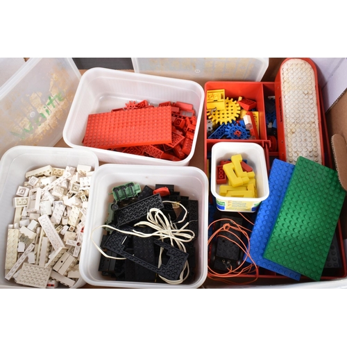 191 - A TRAY OF LOOSE LEGO, PLAYMOBIL AND A MIGHTY TONKA TRUCK, the Mighty Tonka Truck is yellow in colour... 