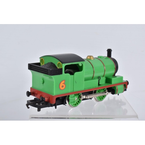 343 - A BOXED HORNBY RAILWAYS OO GAUGE THOMAS & FRIENDS SET, 'Thomas', 'Annie' & 'Clarabel' (R9087), with ... 