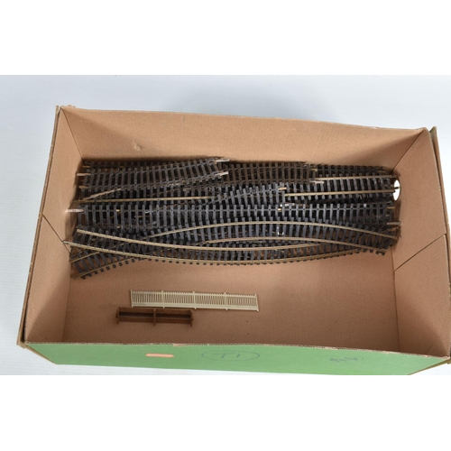 349 - A QUANTITY OF UNBOXED AND ASSORTED LIMA O GAUGE MODEL RAILWAY ITEMS, to include class 4F locomotive ... 