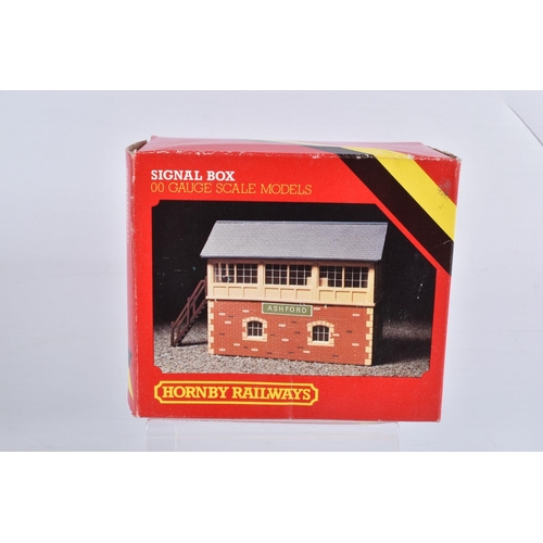 350 - A QUANTITY OF BOXED OO GAUGE MODEL RAILWAY ITEMS, to include Hornby Railways N15 King Arthur class '... 