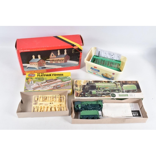 350 - A QUANTITY OF BOXED OO GAUGE MODEL RAILWAY ITEMS, to include Hornby Railways N15 King Arthur class '... 