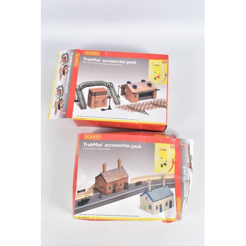 351 - A QUANTITY OF BOXED AND UNBOXED OO GAUGE MODEL RAILWAY ACCESSORIES AND TRACK ETC., to include variou... 