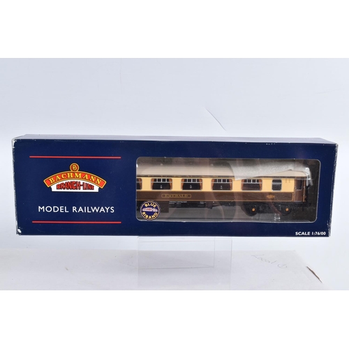 353 - A BOXED HORNBY RAILWAYS OO GAUGE BLUE PULLMAN SET, No.R1093, rolling stock only, missing locomotive,... 