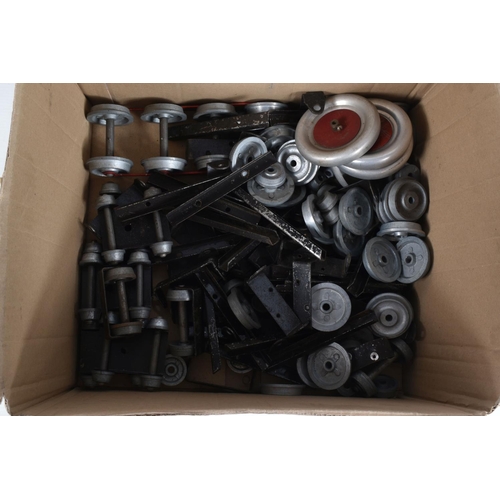 357 - A LARGE QUANTITY OF 'UNITOY' SUPPLIES ENGINE UNIT PARTS, No.R.T.101, comprising a large quantity of ... 