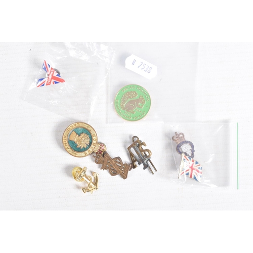 359 - A COLLECTION OF WORLD WAR ONE AND WORLD WAR TWO MEDALS AND BADGES, this lot includes a 1914-15 trio ... 