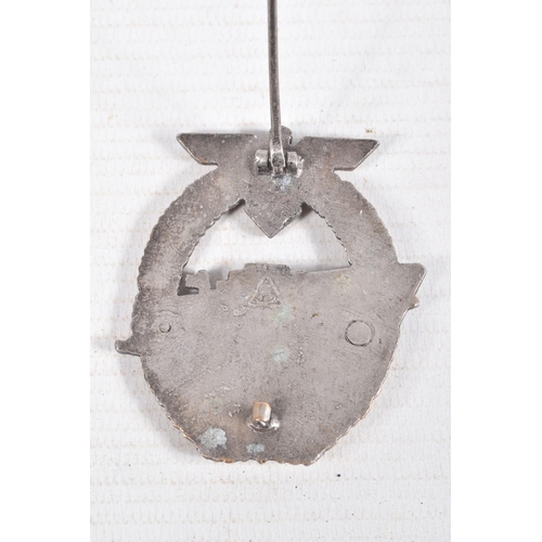 370 - A GERMAN KRIEGSMARINE E-BOAT BADGE, this is the 2nd pattern version, it appears to be in good condit... 