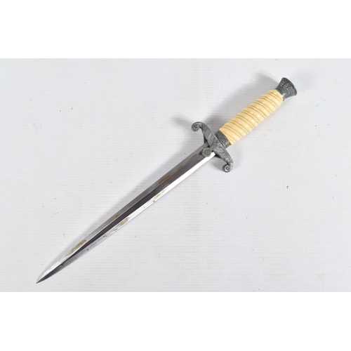 401 - A GERMAN ARMY DAGGER MADE BY WKC OF SOLIGEN, this has got its original scabbard and the blade is cle... 