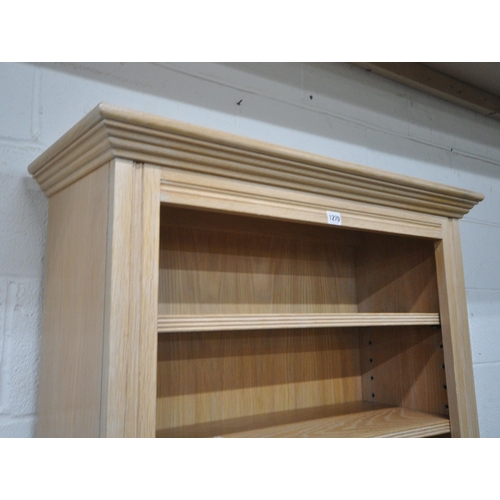 1270 - A BLONDE OAK OPEN BOOKCASE, with five adjustable shelves, width 85cm x depth 32cm x height 195cm (co... 