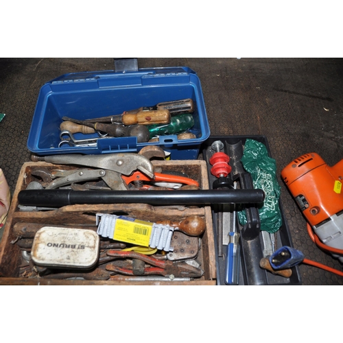 1078 - A COLLECTION OF GARDENING AND HAND TOOLS including a Black and Decker scarifier, a vintage drill (bo... 