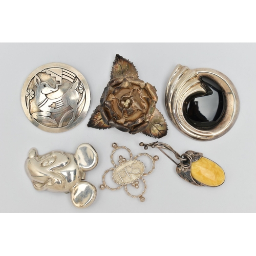 40 - AN ASSORTMENT OF SIX SILVER AND WHITE METAL BROOCHES, the first a silver quatrefoil brooch, hallmark... 