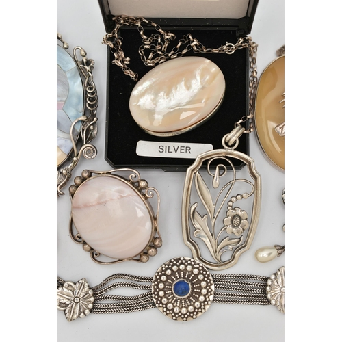 42 - AN ASSORTMENT OF WHITE METAL JEWELLERY, to include a white metal and lapis lazuli floral bracelet, t... 