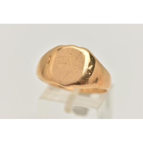 51 - A MID 20TH CENTURY, HEAVY 18CT GOLD GENTS SIGNET RING, worn engraved sheild signet, to a polished ba... 