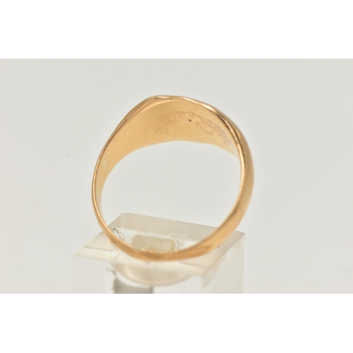 51 - A MID 20TH CENTURY, HEAVY 18CT GOLD GENTS SIGNET RING, worn engraved sheild signet, to a polished ba... 