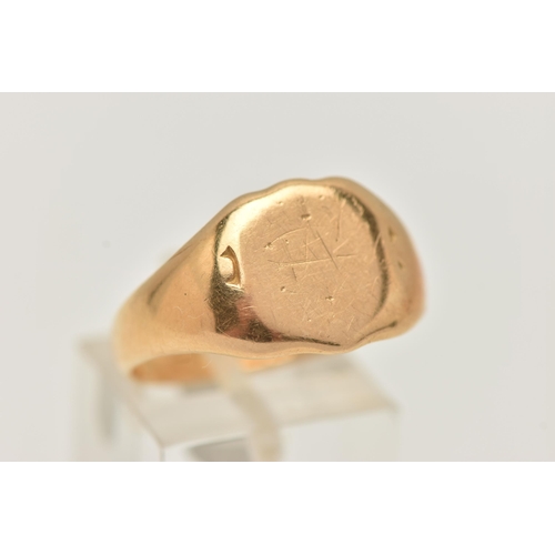 51 - A MID 20TH CENTURY, HEAVY 18CT GOLD GENTS SIGNET RING, worn engraved sheild signet, to a polished ba... 