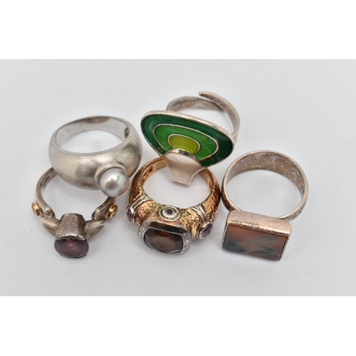 58 - A 'DAVID ANDRSEN' RING AND OTHER ASSORTED SILVER RINGS, a white metal statement ring with shades of ... 