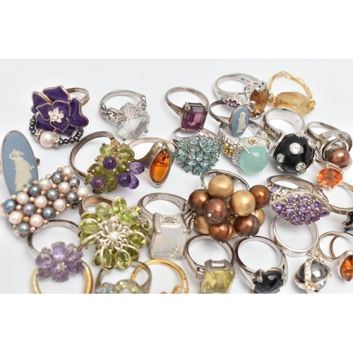 62 - AN ASSORTMENT OF SILVER AND WHITE METAL RINGS, to include five large silver statement rings, three g... 