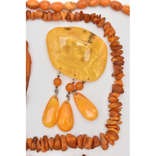 68 - AN ASSORTMENT OF AMBER AND COMPOSITE AMBER, to include a natural amber graduated beaded necklace, co... 