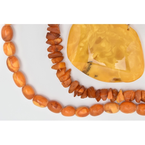 68 - AN ASSORTMENT OF AMBER AND COMPOSITE AMBER, to include a natural amber graduated beaded necklace, co... 