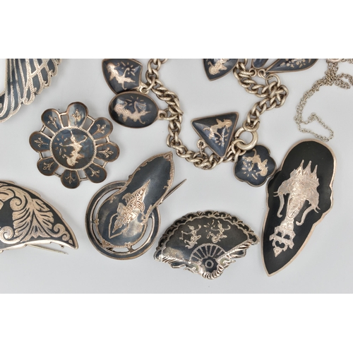 73 - A SELECTION OF WHITE METAL DAMASCENE JEWELLERY, to include six brooches, marks to include 'Siam Silv... 