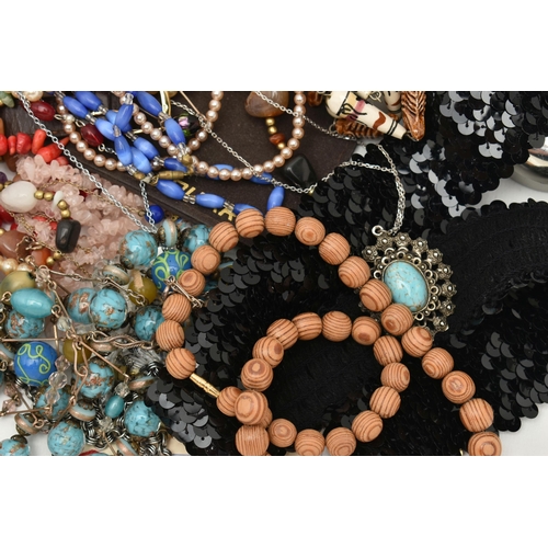 113 - A SMALL ASSORTMENT OF COSTUME JEWELLERY, to include two coral bead necklaces, one fitted with a lobs... 