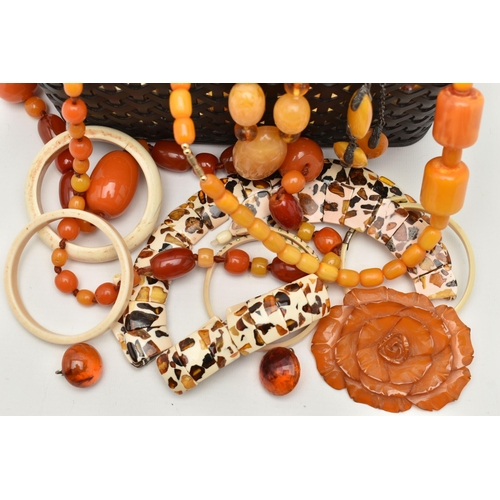 120 - AN ASSORTMENT OF JEWELLERY, to include a Bakelite oriental mahjong bracelet, a composite amber neckl... 