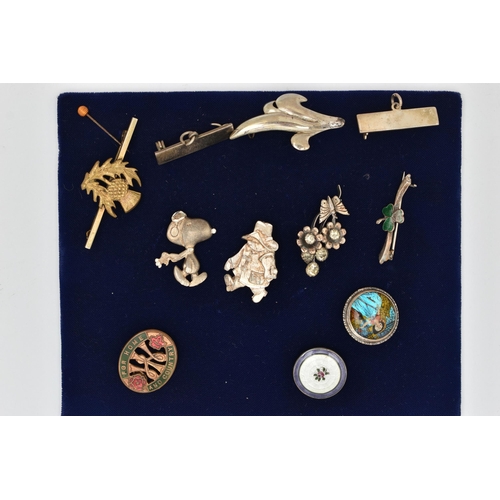 121 - AN ASSORTMENT OF SILVER AND WHITE METAL JEWELLERY, to include a silver foliage brooch, hallmarked Lo... 