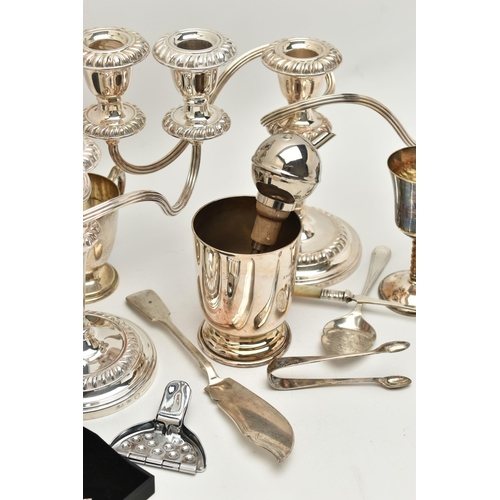 129 - ASSORTED SILVER AND WHITE METAL ITEMS, to include a single silver fiddle pattern fish knife, hallmar... 