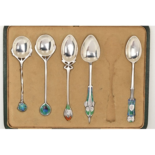 91 - ARCHIBALD KNOX / LIBERTY INTEREST: A HARLEQUIN SET OF FIVE ARTS AND CRAFTS SILVER AND ENAMEL TEASPOO... 