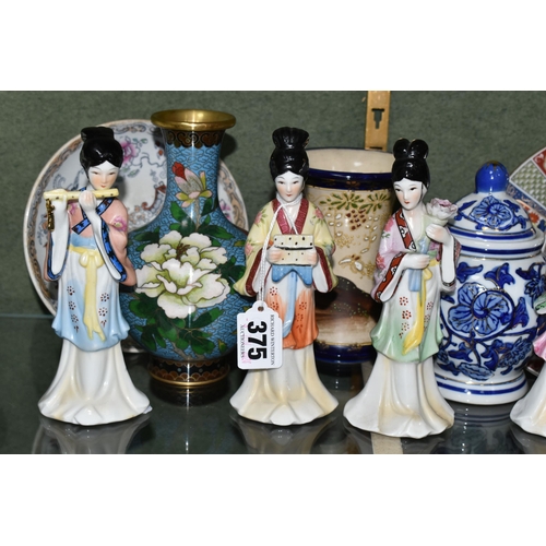 375 - A SMALL GROUP OF MOSTLY MODERN CHINESE AND JAPANESE PORCELAIN, ETC, including four Geisha girls, hei... 