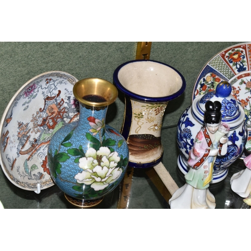 375 - A SMALL GROUP OF MOSTLY MODERN CHINESE AND JAPANESE PORCELAIN, ETC, including four Geisha girls, hei... 