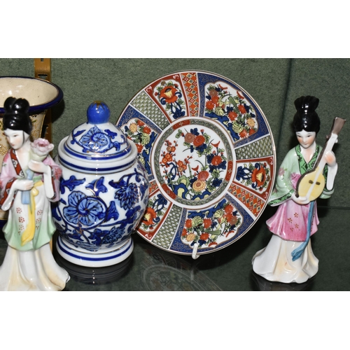 375 - A SMALL GROUP OF MOSTLY MODERN CHINESE AND JAPANESE PORCELAIN, ETC, including four Geisha girls, hei... 