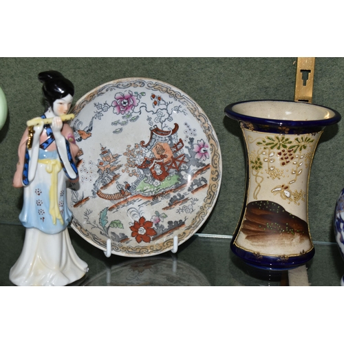 375 - A SMALL GROUP OF MOSTLY MODERN CHINESE AND JAPANESE PORCELAIN, ETC, including four Geisha girls, hei... 