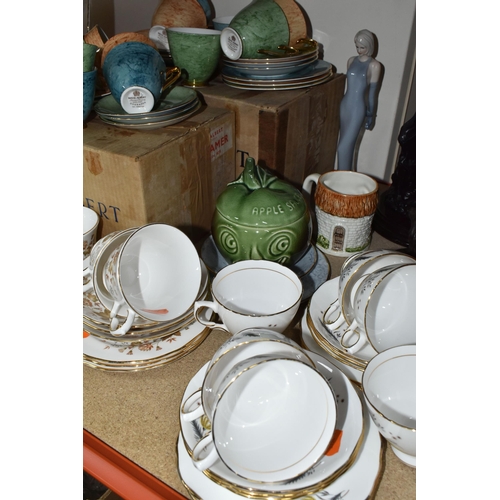 399 - A QUANTITY OF ROYAL ALBERT GOSSAMER KITCHENWARE ETC to include twelve tea cups and accompanying sauc... 