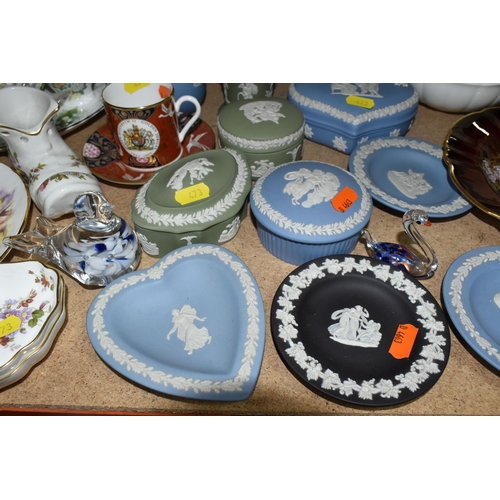 473 - A QUANTITY OF DECORATIVE CERAMICS FROM NAMED MANUFACTURERS to include a Wedgwood 'Jasperware' collec... 